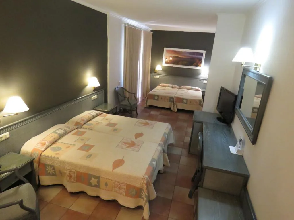 Habitación Familiar (2 adultos y 2 niños) — Hotel Santa Anna