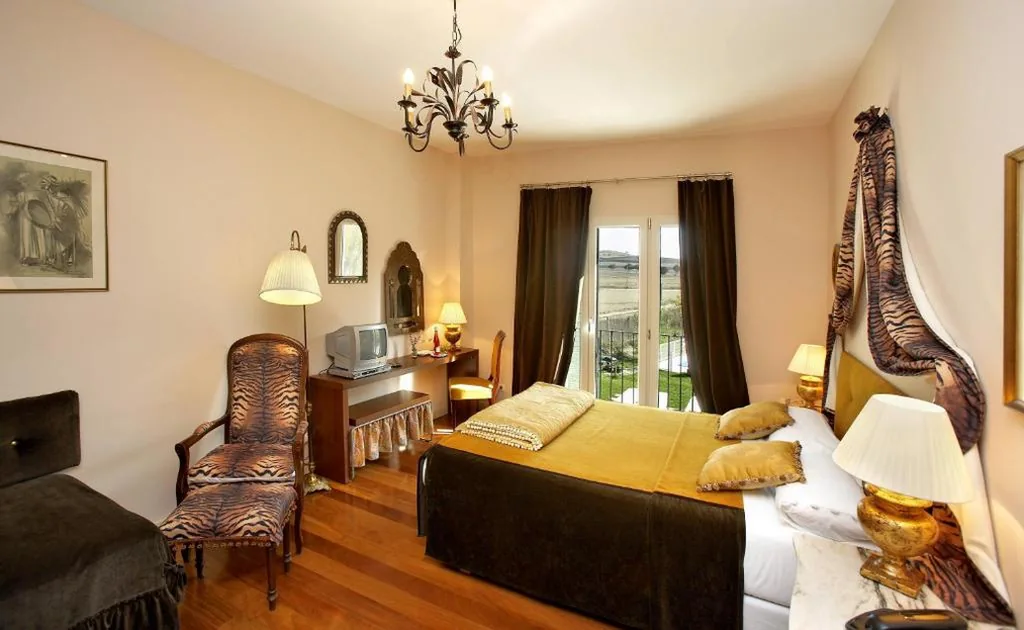 Quarto Triplo com Vista Montanha — Hotel Santa Coloma del Camino
