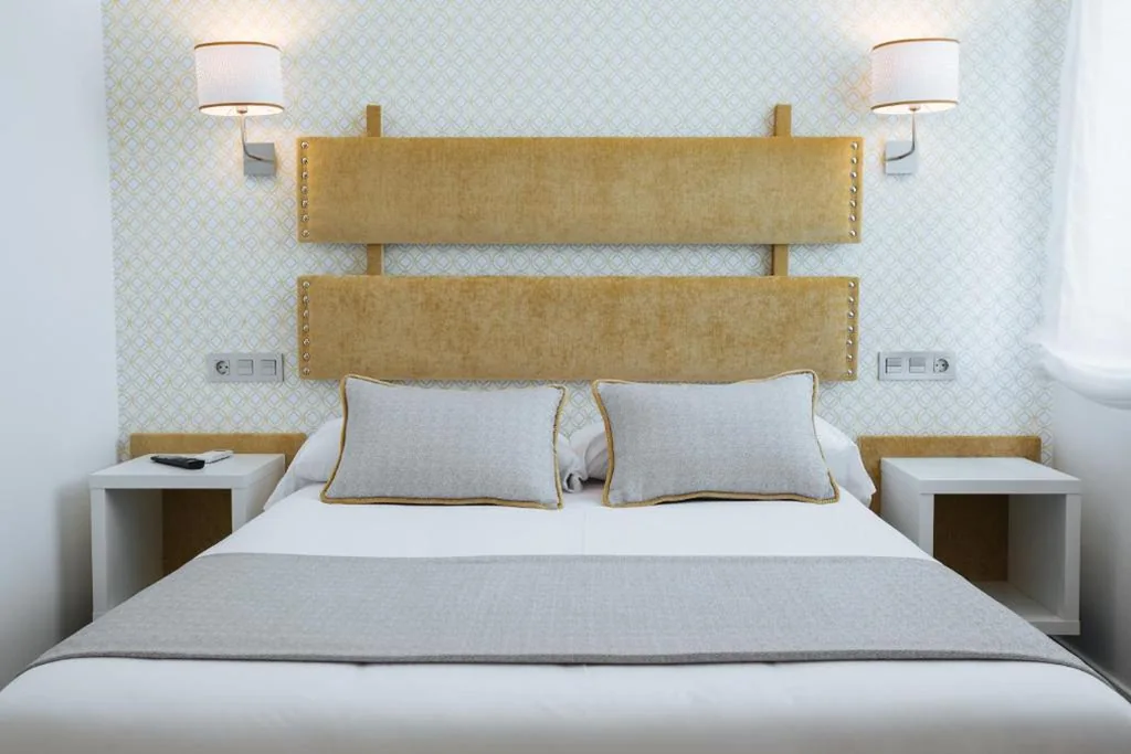 Quarto com cama grande — Hotel Santa Cruz