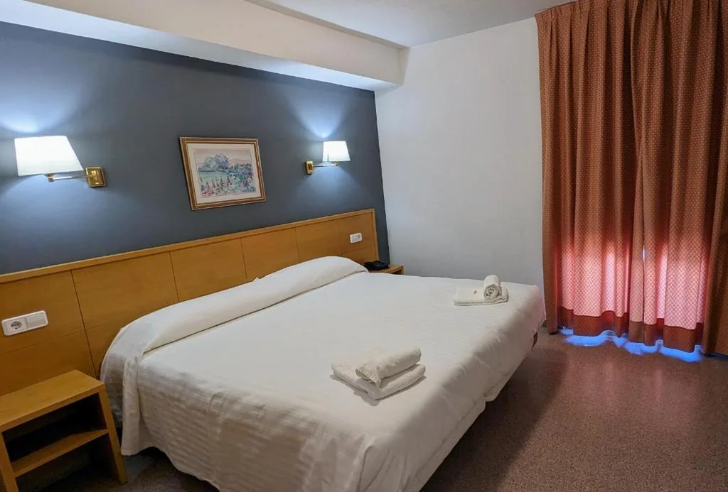 Zimmer mit extragroßem Doppelbett und Balkon — Hotel Santa Faz