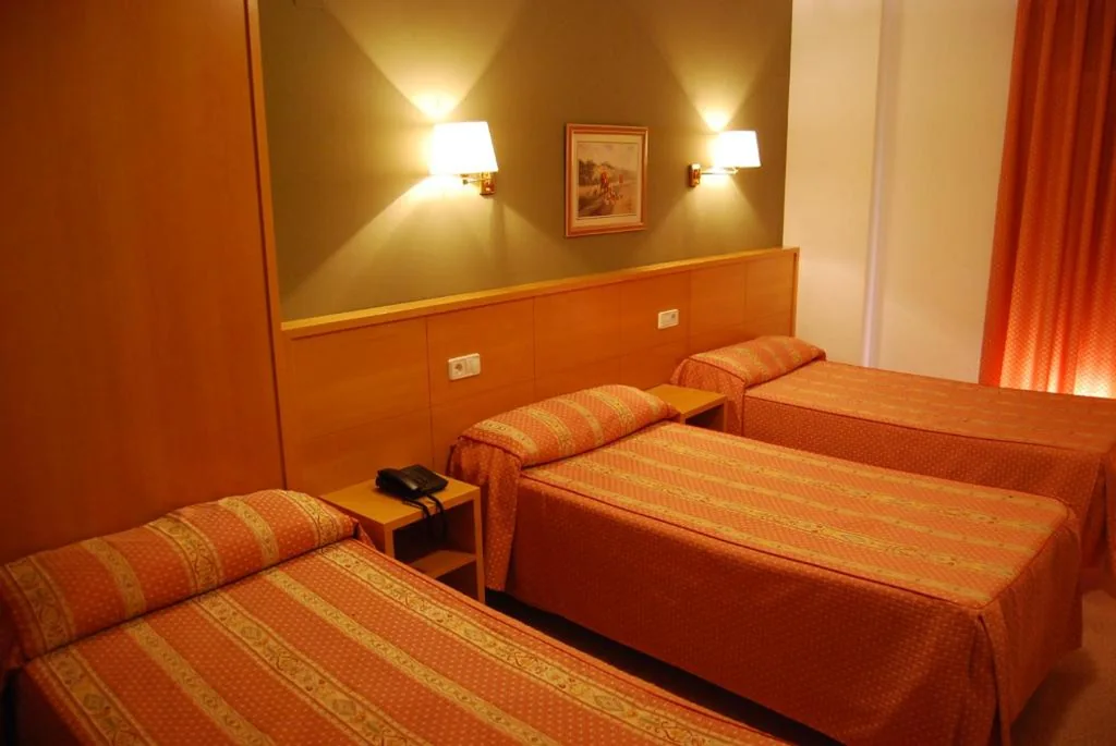 Standard Vierbettzimmer — Hotel Santa Faz
