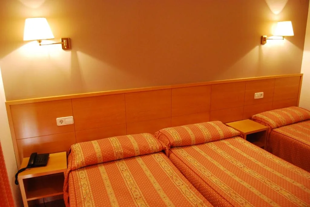 Dreibettzimmer — Hotel Santa Faz