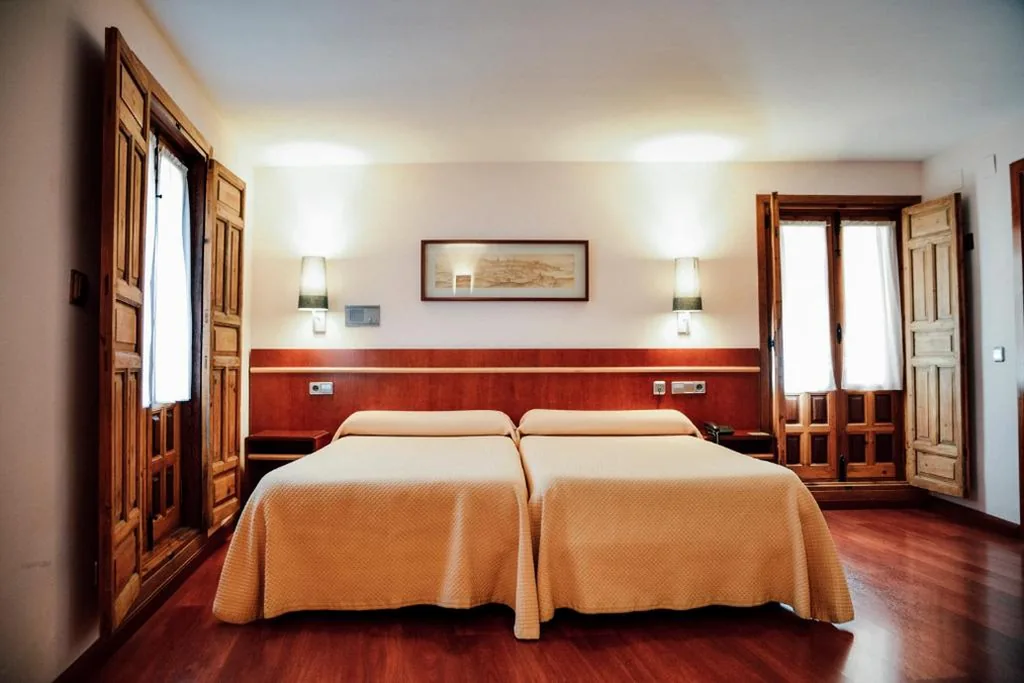 Quarto Duplo Superior com vistas para a catedral - 2 camas — Hotel Santa Isabel