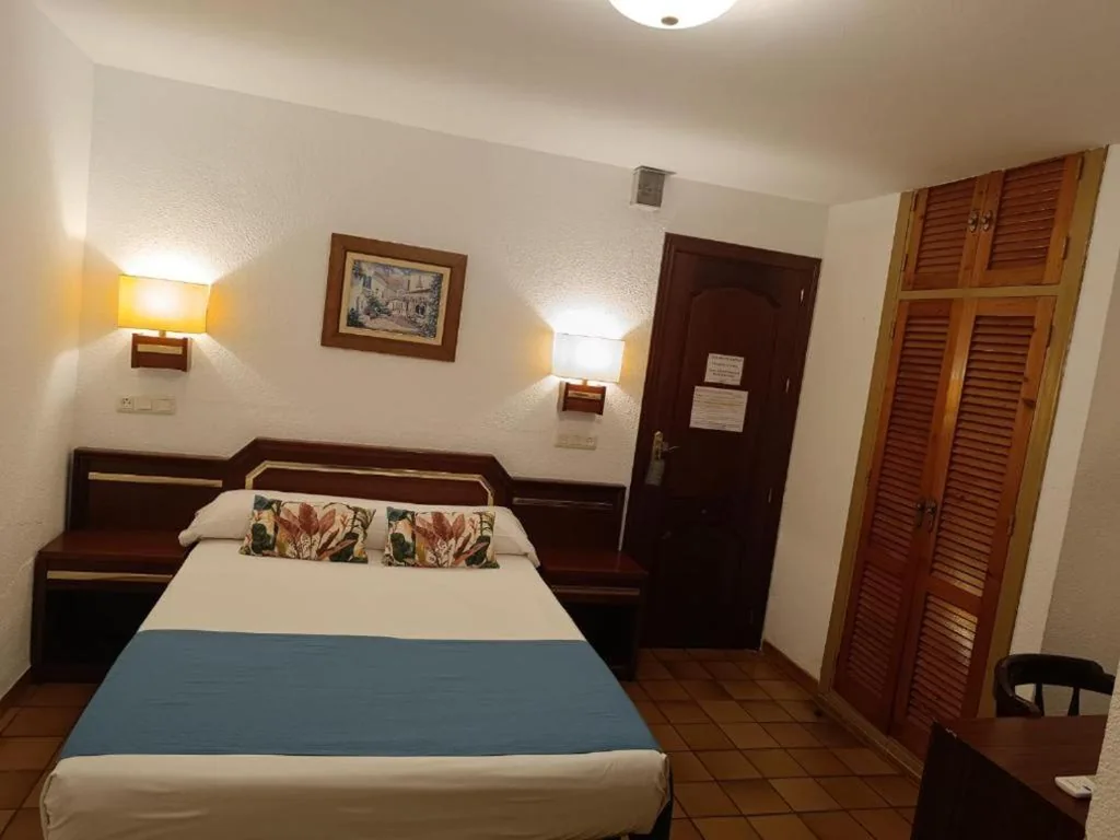 スモールダブルルーム — Hotel Santa María