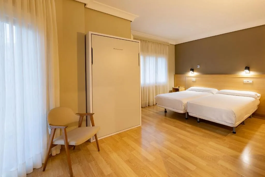 Habitación Doble grande - 2 camas — Hotel Santamaria