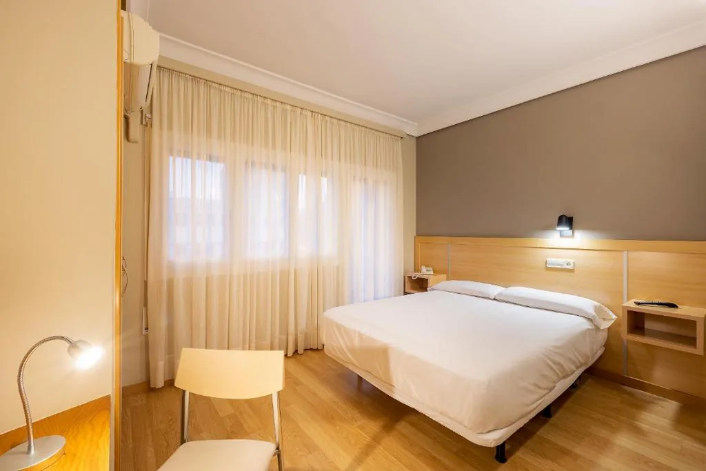 Habitación Estándar - 1 cama grande — Hotel Santamaria