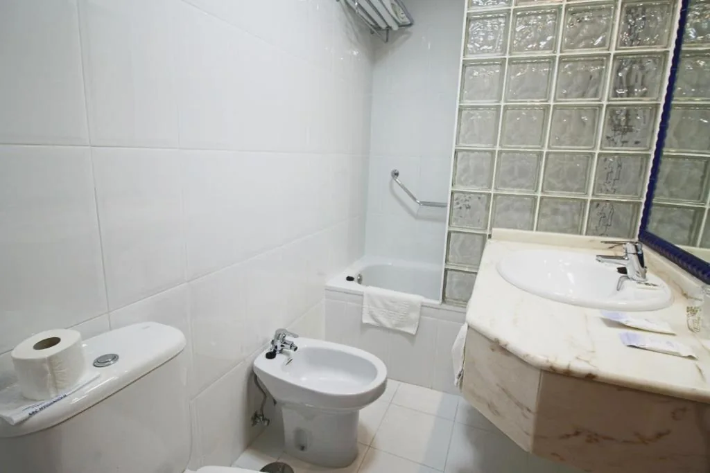 Voordelige tweepersoonskamer met 1 of 2 bedden - zolder — Hotel Santillana