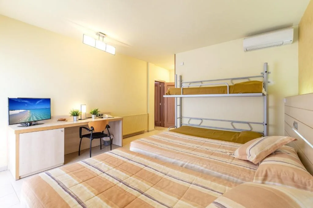 Chambre quadruple — Hotel Sausa