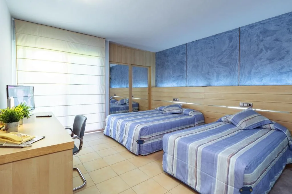 Chambre Triple — Hotel Sausa