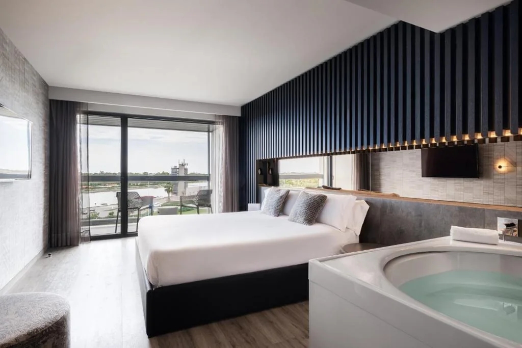 Suite de lujo con bañera de hidromasaje — Hotel SB BCN Events 4* Sup