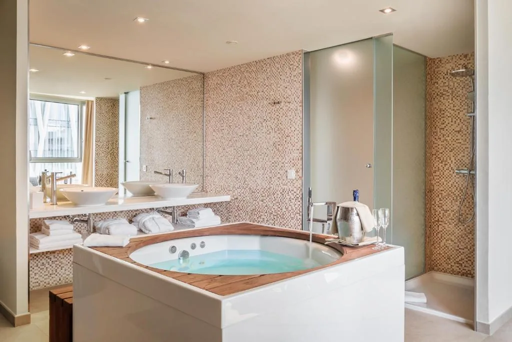 Suite con bañera de hidromasaje — Hotel SB Diagonal Zero 4 Sup