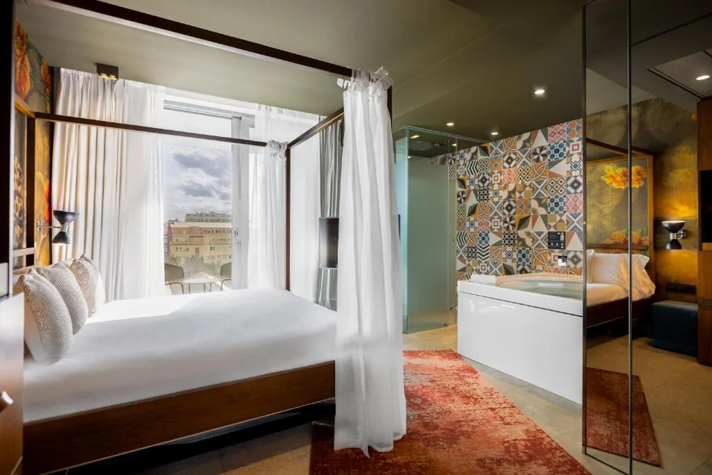 Suite avec baignoire balnéo — Hotel SB Glow 4 Sup