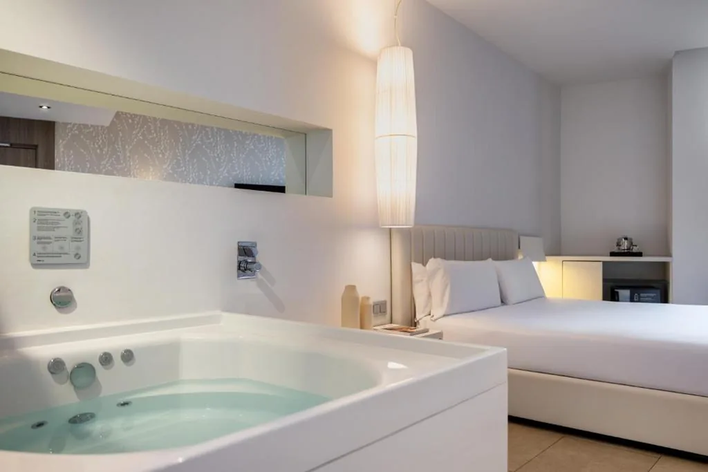 Suite con vasca idromassaggio — Hotel SB Plaza Europa
