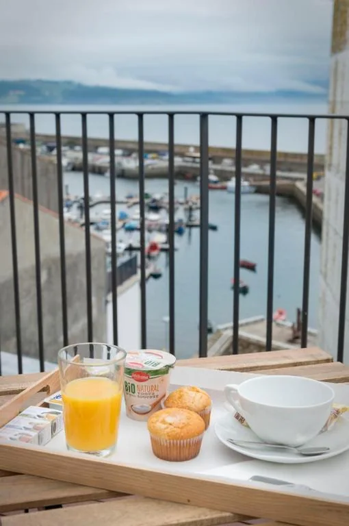 Habitación con cama grande y vistas al mar — Hotel SempreFisterra