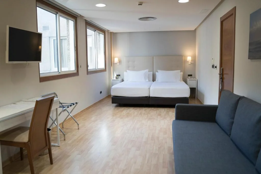 Junior Suite (2 Adults + 1 Child) — Hotel Sercotel Tres Luces