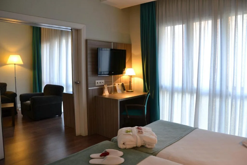 Camera doppia con soggiorno — Hotel Serrano