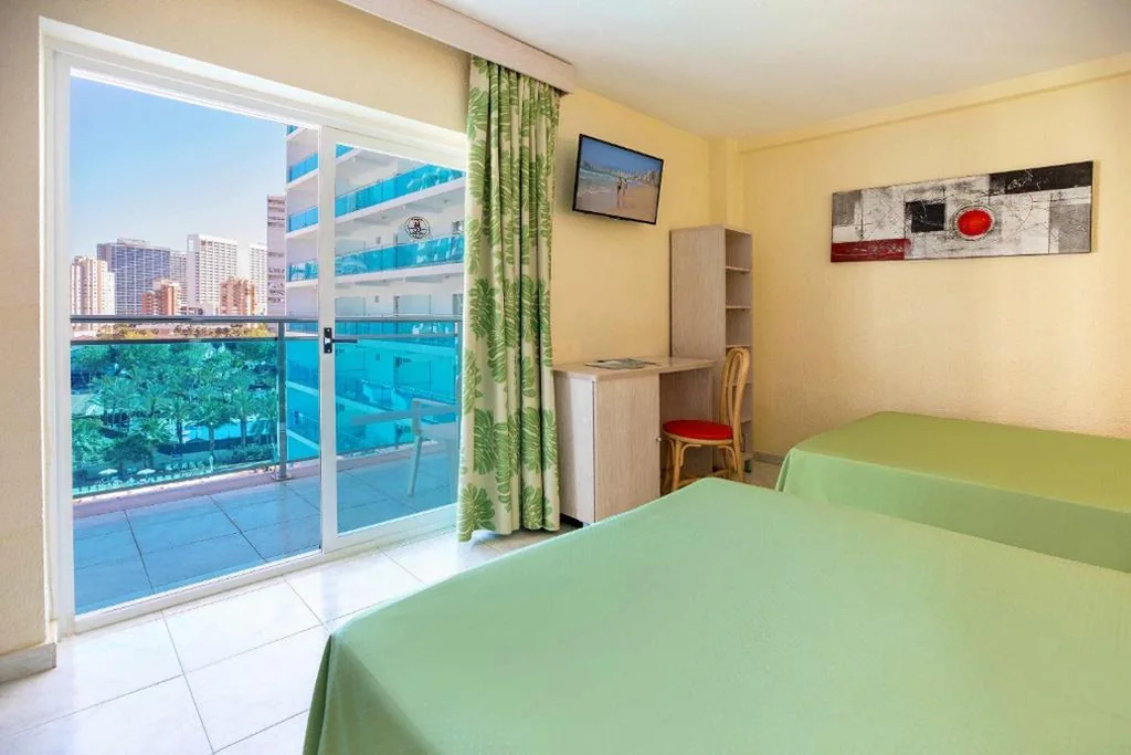 Quarto Duplo (2 adultos + 2 crianças) — Hotel Servigroup Calypso
