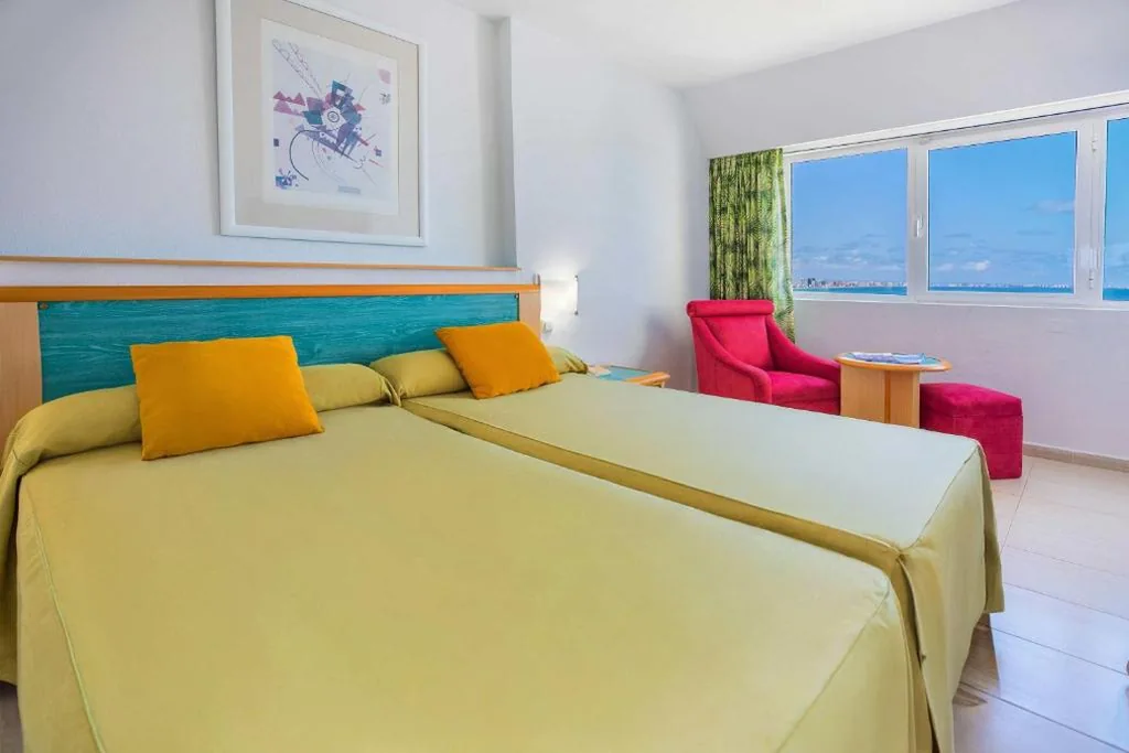 Doppelzimmer (2 Erwachsene + 1 Kind) — Hotel Servigroup Galua