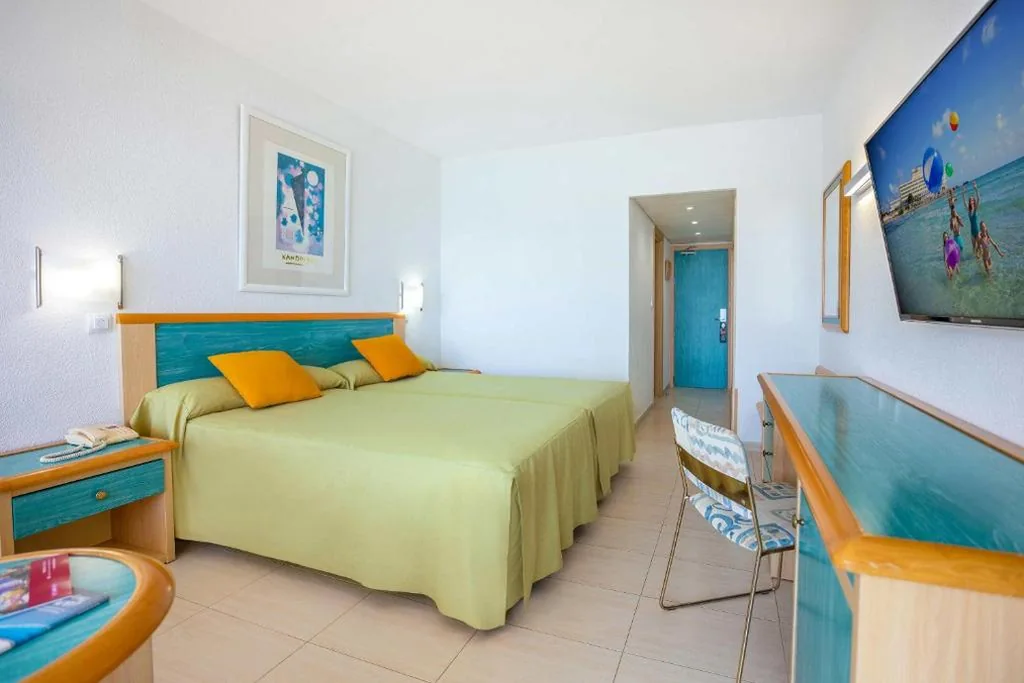 Doppelzimmer mit Terrasse – 1 oder 2 Betten (2 Erwachsene + 1 Kind) — Hotel Servigroup Galua