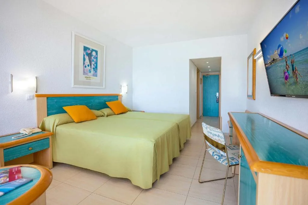 Familienzimmer (2 Erwachsene und 2 Kinder) — Hotel Servigroup Galua