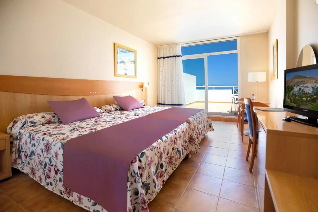 Tweepersoonskamer (2 volwassenen + 1 kind) - 2 tweepersoonsbedden — Hotel Servigroup Marina Mar