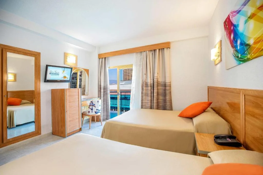 Quarto Duplo com varanda (3 adultos + 1 criança) — Hotel Servigroup Nereo