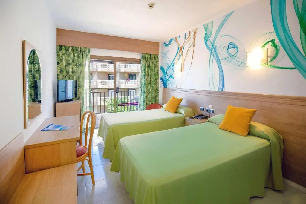 Tweepersoonskamer met extra bed - 1 of 2 bedden (2 volwassenen + 1 kind) — Hotel Servigroup Papa Luna 4 Sup