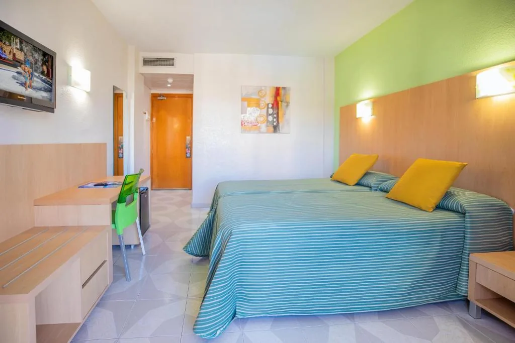 Camera doppia - 1 o 2 letti (2 adulti + 2 bambini) — Hotel Servigroup Pueblo Benidorm
