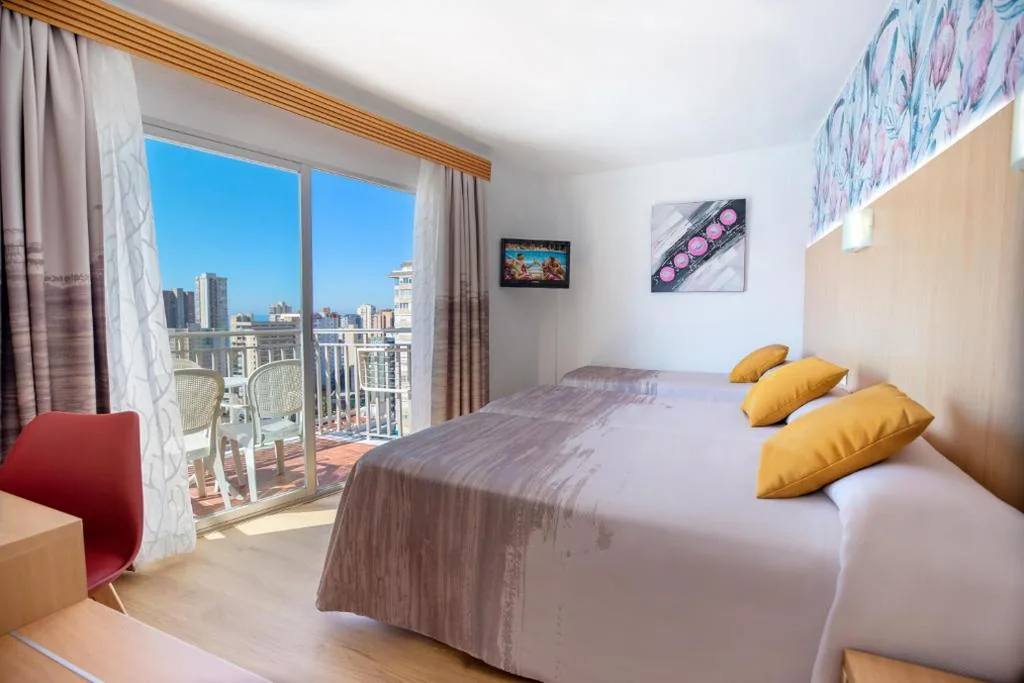 Camera doppia con balcone (2 adulti + 1 bambino) — Hotel Servigroup Pueblo Benidorm