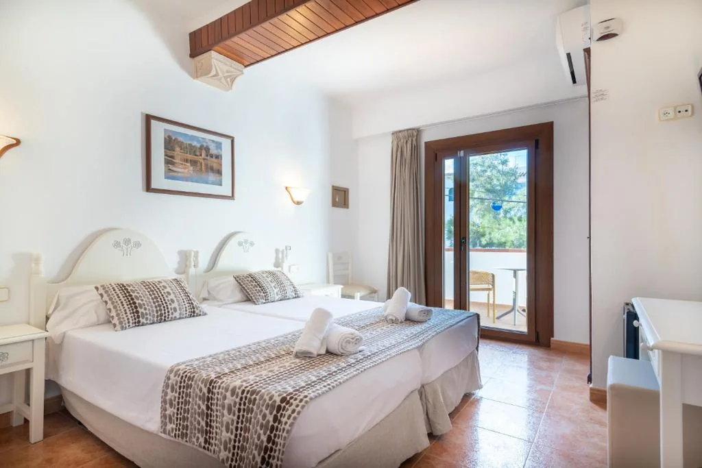 Doppelzimmer mit Balkon — Hotel Ses Puntetes
