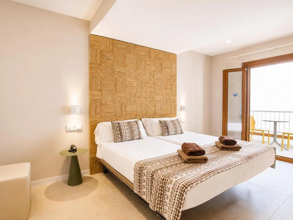 Doppelzimmer mit Poolblick – 1 oder 2 Betten — Hotel Ses Puntetes