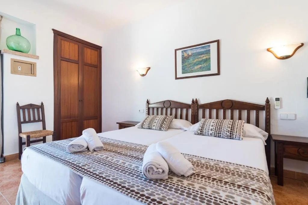 Superior-Doppelzimmer mit Balkon – 1 oder 2 Betten — Hotel Ses Puntetes