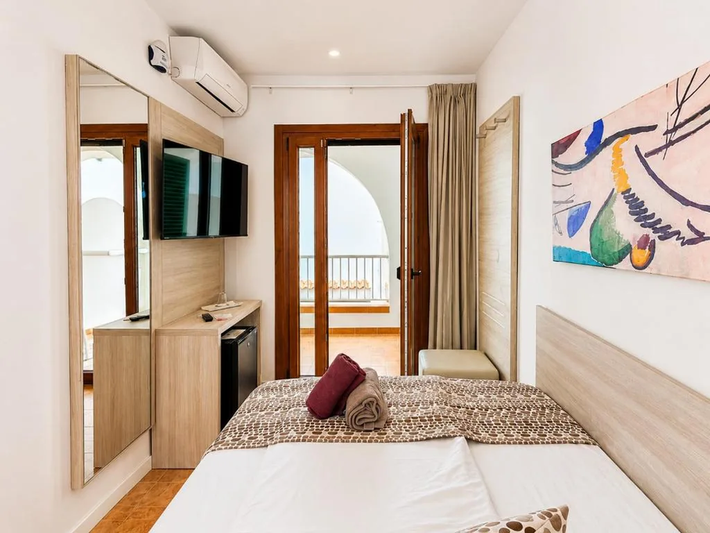 Einzelzimmer mit Balkon und Straßenblick — Hotel Ses Puntetes