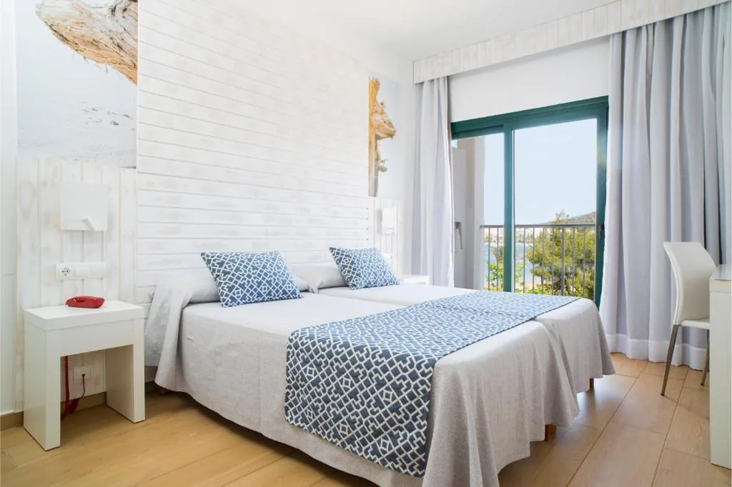 Chambre double avec vue sur la mer - 2 lits — Hotel Ses Savines