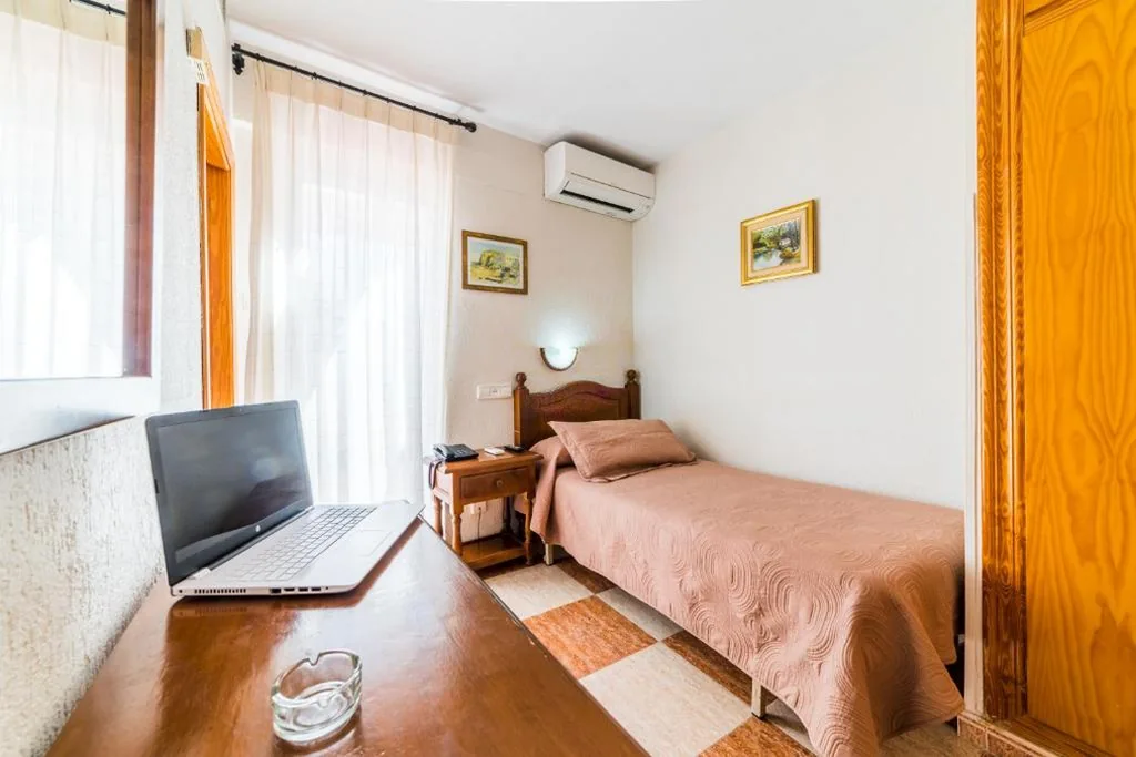 Einzelzimmer mit Balkon — Hotel Sevilla