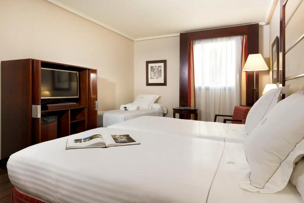 Chambre double avec lit d’appoint — Hotel Sevilla Center