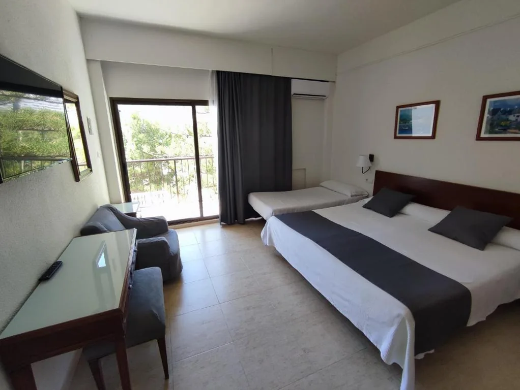 Doppelzimmer mit Zustellbett (2 Erwachsene + 1 Kind) — Hotel Sicania