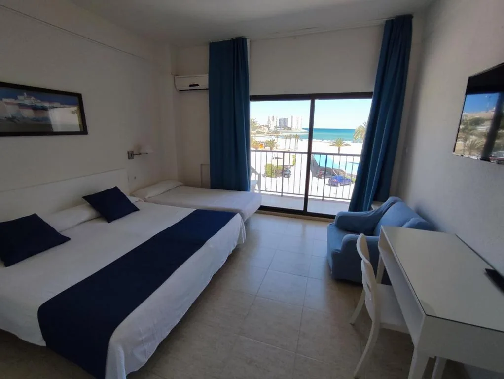 Dreibettzimmer mit Poolblick — Hotel Sicania