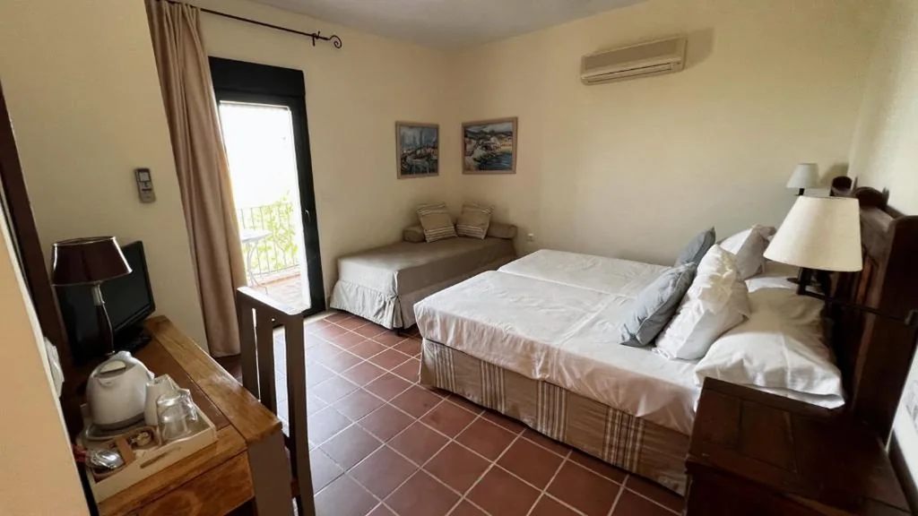 Dreibettzimmer mit Balkon — Hotel Sindhura