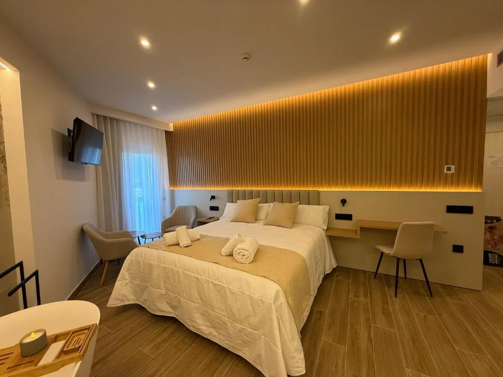 Suite con cama grande y balcón — Hotel Siskets