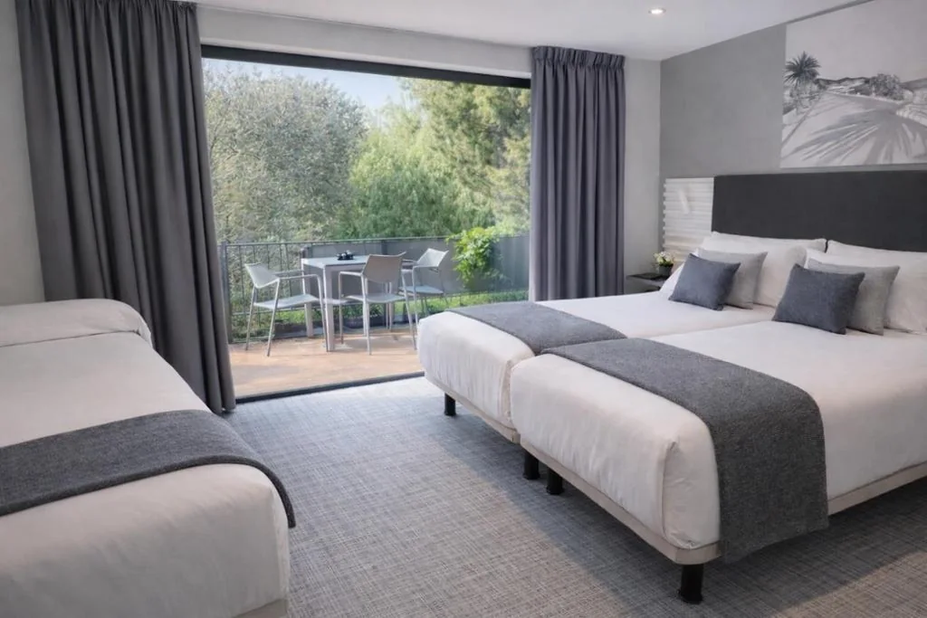 Habitación Doble con balcón (3 adultos) — Hotel Sitges