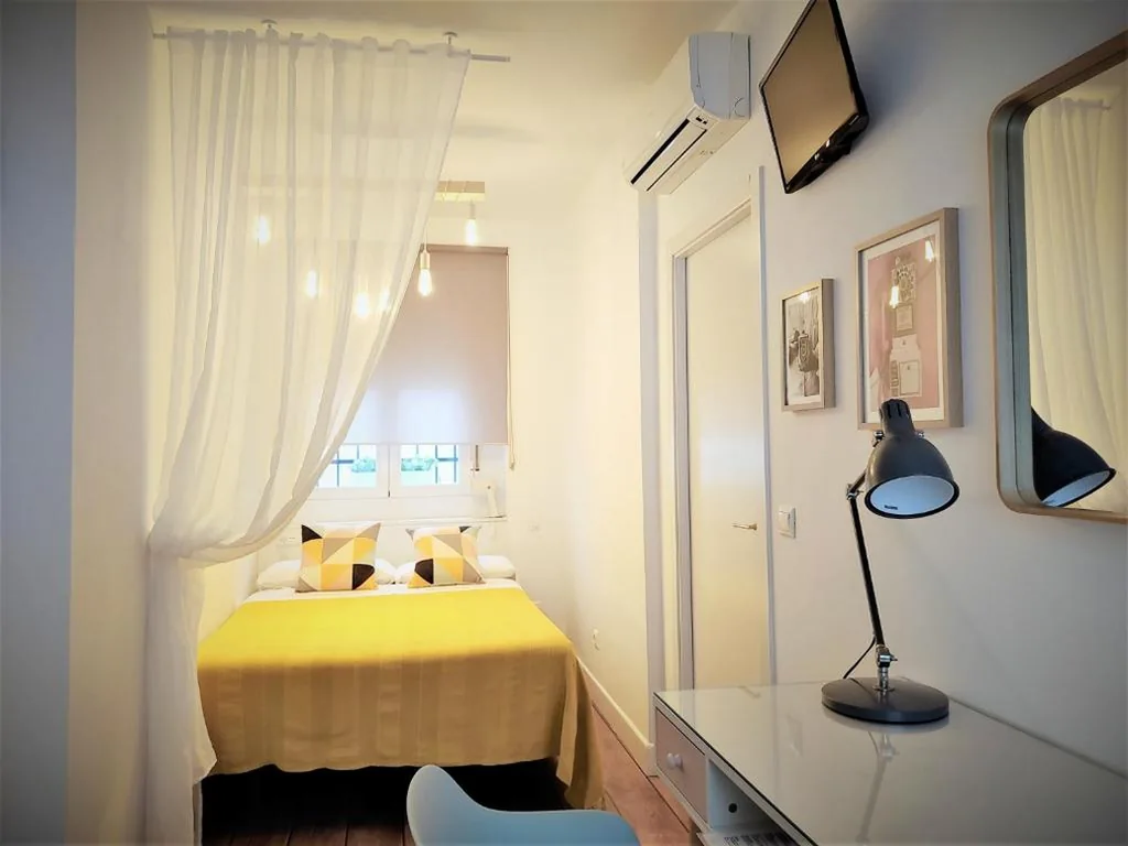 Habitación doble Económica con cama de 135 cm — Hotel Smile & Co Hostal Boutique