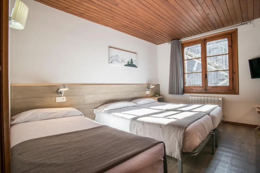 Doppelzimmer mit Zustellbett (2 Erwachsene + 1 Kind) – 2 Betten — Hotel SNÖ Mont Romies