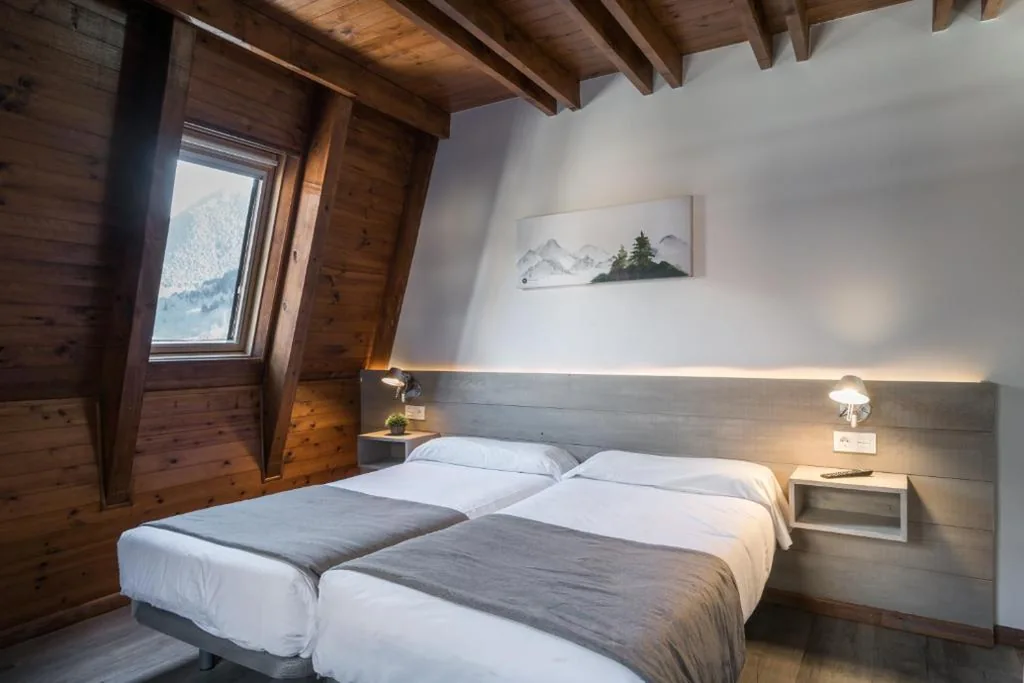 Doppelzimmer mit Zustellbett – 2 Betten — Hotel SNÖ Mont Romies