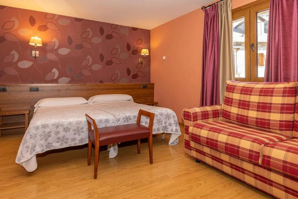Habitación Cuádruple con balcón — Hotel Solana