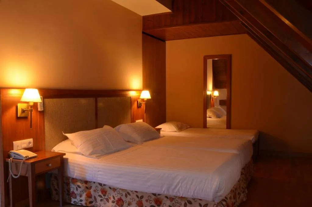 Doppelzimmer mit Zustellbett — Hotel Spa Acevi Val d’Aran