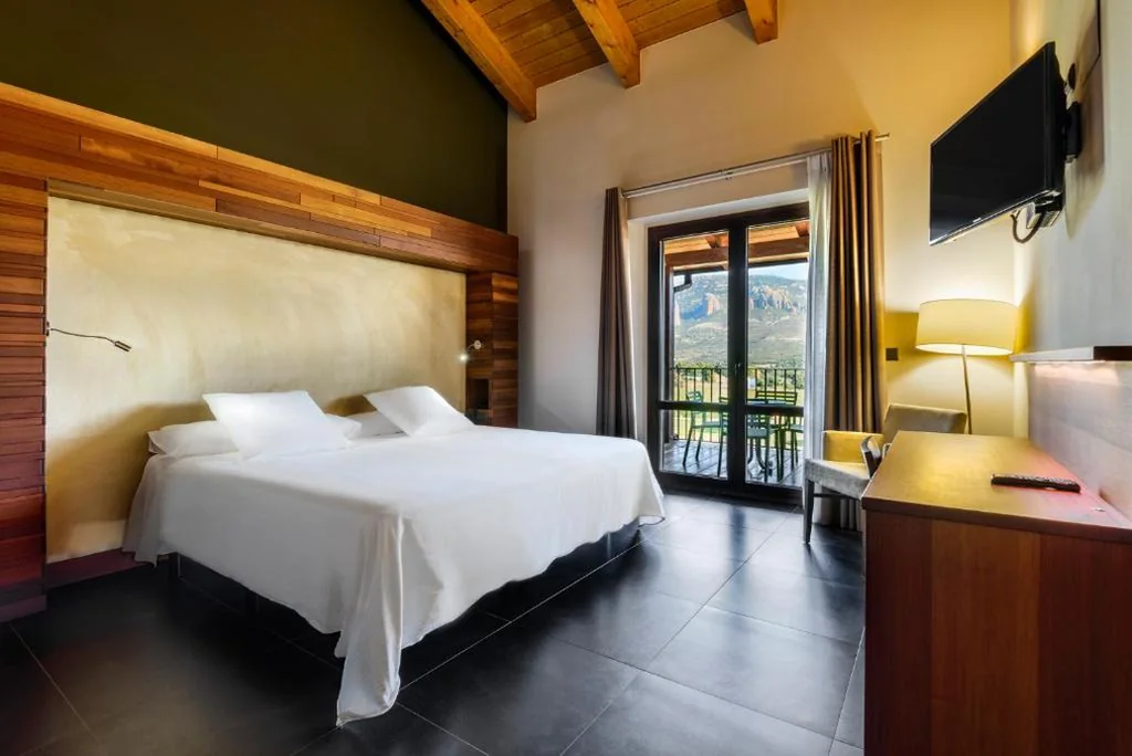 Doppelzimmer mit Poolblick — Hotel Spa Aguas de los Mallos