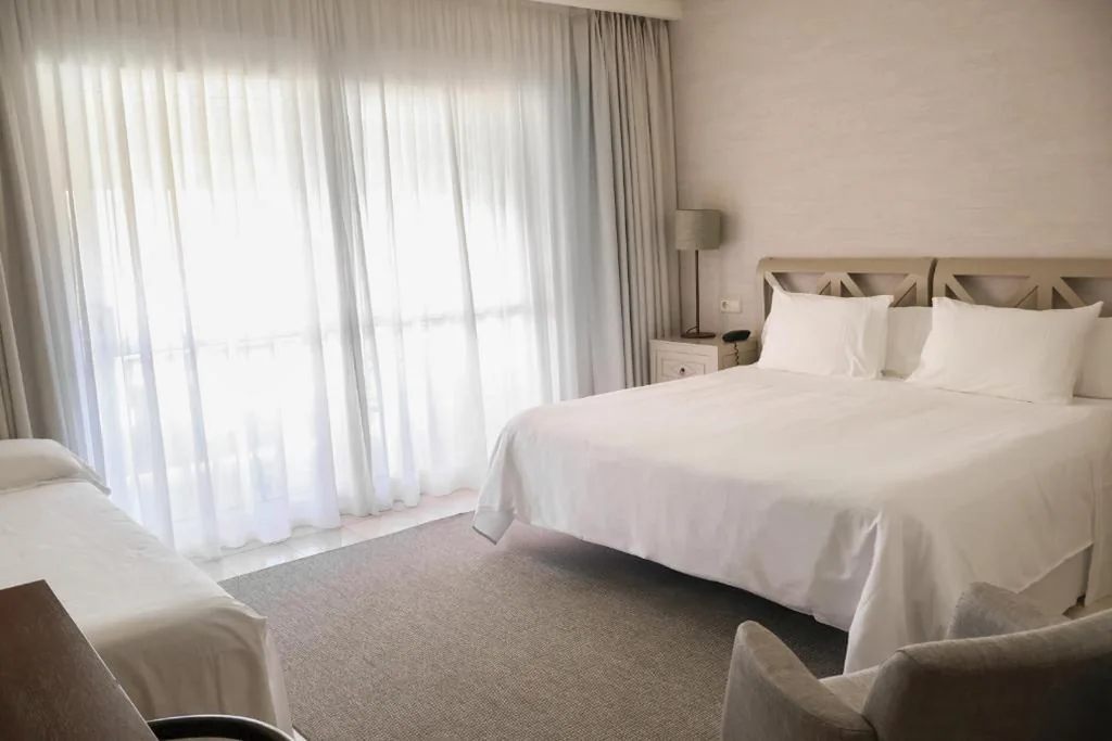 Double Room with Balcony (2 Adults + 1 Child) — Hotel Spa Atlántico San Vicente do Mar