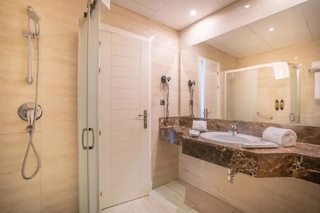 Habitación Triple — Hotel Spa Cádiz Plaza