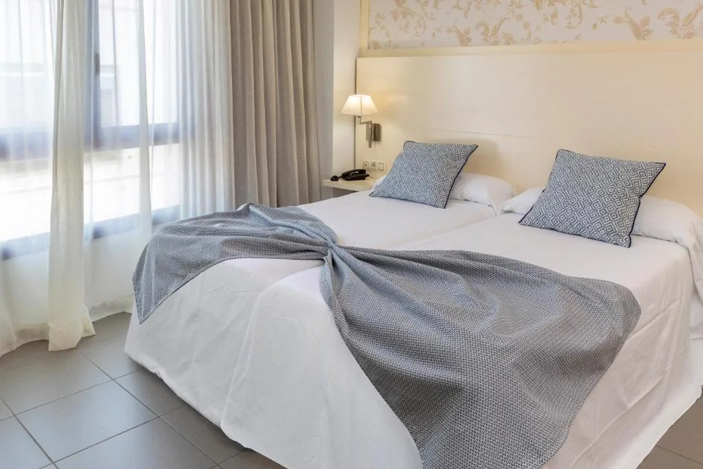 Habitación Cuádruple con ducha — Hotel Spa Cap de Creus